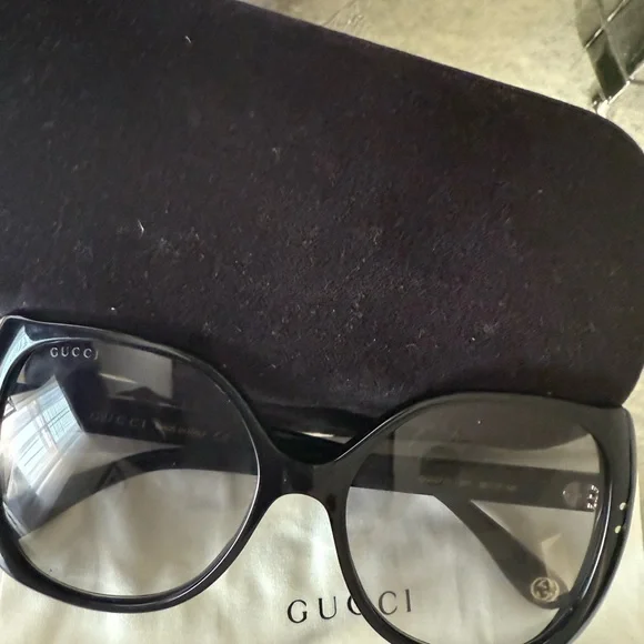 Beautiful Gucci Black Sunglasses! Authentic and classic! Excellent condition!! - Picture 9 of 10